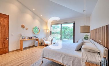 Casa en Venta en Cancun en Residencial Lagos del Sol con Alberca y Jardín