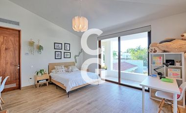 Casa en Venta en Cancun en Residencial Lagos del Sol con Alberca y Jardín