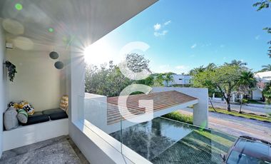 Casa en Venta en Cancun en Residencial Lagos del Sol con Alberca y Jardín