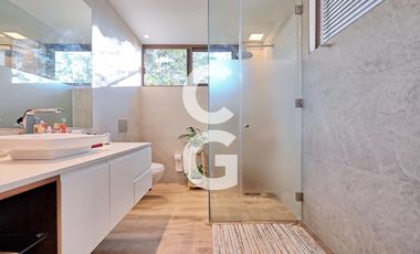 Casa en Venta en Cancun en Residencial Lagos del Sol con Alberca y Jardín
