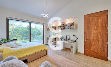 Casa en Venta en Cancun en Residencial Lagos del Sol con Alberca y Jardín