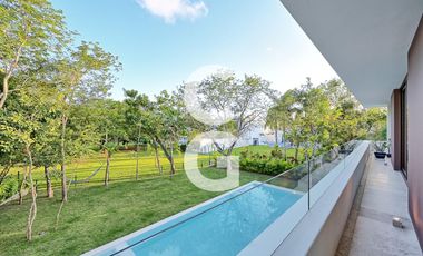 Casa en Venta en Cancun en Residencial Lagos del Sol con Alberca y Jardín