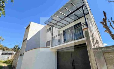 Venta de casa con vista a la peña y al lago