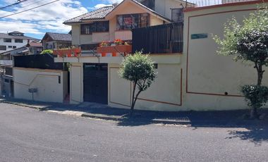 QUITO, sector Colegio Einstein, vendo propiedad de 533m2 de terreno y 397m2 de construcción