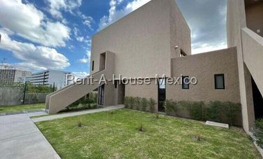 Rento amueblado pb en duplex altos de juriquilla 3 recamaras 3 baños 2 cocheras