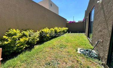 Rento amueblado pb en duplex altos de juriquilla 3 recamaras 3 baños 2 cocheras