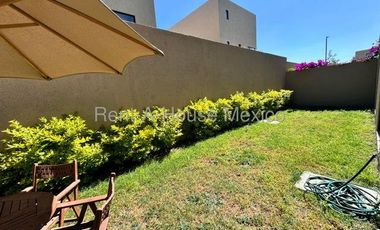 Rento amueblado pb en duplex altos de juriquilla 3 recamaras 3 baños 2 cocheras