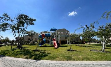 Rento amueblado pb en duplex altos de juriquilla 3 recamaras 3 baños 2 cocheras