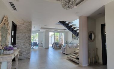 En venta lujosa y moderna casa en Isla Mocoli