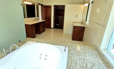 LAS CAÑADAS HERMOSA CASA EN VENTA A CAMPO DE GOLF CON ALBERCA Y LA MEJOR VISTA