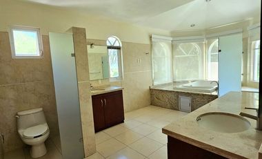 LAS CAÑADAS HERMOSA CASA EN VENTA A CAMPO DE GOLF CON ALBERCA Y LA MEJOR VISTA