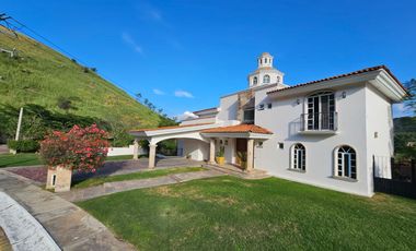 LAS CAÑADAS HERMOSA CASA EN VENTA A CAMPO DE GOLF CON ALBERCA Y LA MEJOR VISTA