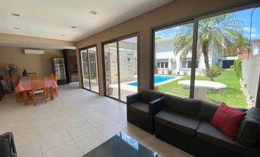 Venta casa 5 ambientes Castelar Apta Credito