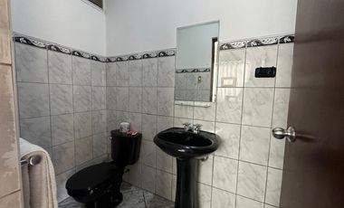 SE VENDE HOSTAL, excelente ubicación en edificio de 4 pisos en plena avenida auxiliar de la Vía Expresa