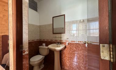 SE VENDE HOSTAL, excelente ubicación en edificio de 4 pisos en plena avenida auxiliar de la Vía Expresa