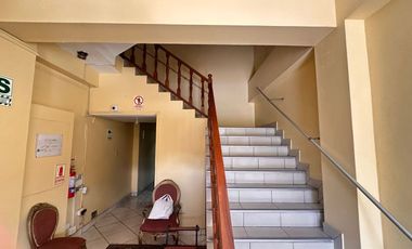 SE VENDE HOSTAL, excelente ubicación en edificio de 4 pisos en plena avenida auxiliar de la Vía Expresa