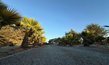 HERMOSA Y GRAN CASA CON PISCINA, EN PARCELA A 7 KT. DEL CENTRO DE ALGARROBO