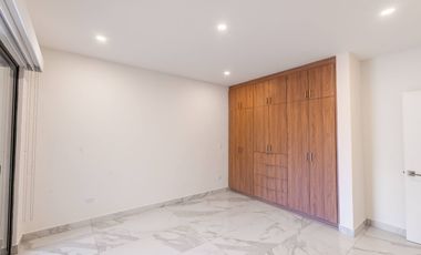 Casa moderna con elevador e impresionantes vistas panoramicas al oceano en Mision Viejo