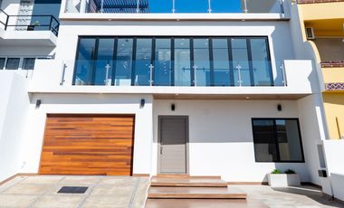 Casa moderna con elevador e impresionantes vistas panoramicas al oceano en Mision Viejo