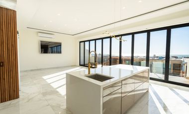 Casa moderna con elevador e impresionantes vistas panoramicas al oceano en Mision Viejo