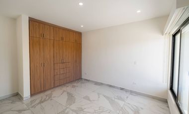 Casa moderna con elevador e impresionantes vistas panoramicas al oceano en Mision Viejo