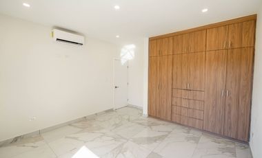 Casa moderna con elevador e impresionantes vistas panoramicas al oceano en Mision Viejo