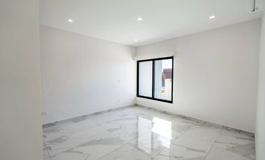 Casa moderna con elevador e impresionantes vistas panoramicas al oceano en Mision Viejo