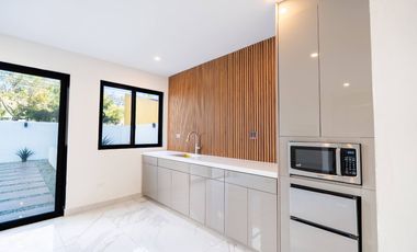 Casa moderna con elevador e impresionantes vistas panoramicas al oceano en Mision Viejo