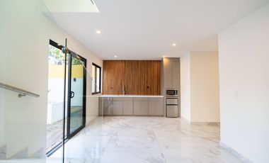 Casa moderna con elevador e impresionantes vistas panoramicas al oceano en Mision Viejo