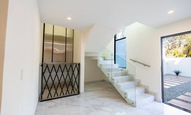 Casa moderna con elevador e impresionantes vistas panoramicas al oceano en Mision Viejo