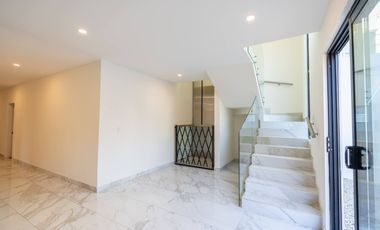Casa moderna con elevador e impresionantes vistas panoramicas al oceano en Mision Viejo
