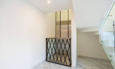 Casa moderna con elevador e impresionantes vistas panoramicas al oceano en Mision Viejo
