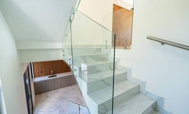 Casa moderna con elevador e impresionantes vistas panoramicas al oceano en Mision Viejo