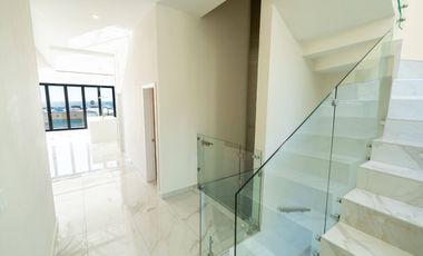 Casa moderna con elevador e impresionantes vistas panoramicas al oceano en Mision Viejo