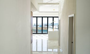 Casa moderna con elevador e impresionantes vistas panoramicas al oceano en Mision Viejo