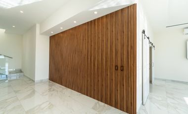 Casa moderna con elevador e impresionantes vistas panoramicas al oceano en Mision Viejo