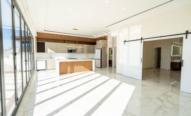 Casa moderna con elevador e impresionantes vistas panoramicas al oceano en Mision Viejo