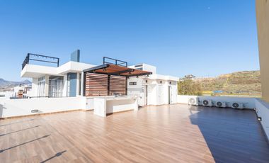 Casa moderna con elevador e impresionantes vistas panoramicas al oceano en Mision Viejo