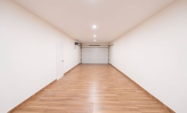 Casa moderna con elevador e impresionantes vistas panoramicas al oceano en Mision Viejo