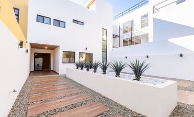 Casa moderna con elevador e impresionantes vistas panoramicas al oceano en Mision Viejo