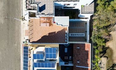 Casa moderna con elevador e impresionantes vistas panoramicas al oceano en Mision Viejo