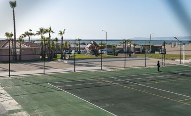 Casa moderna con elevador e impresionantes vistas panoramicas al oceano en Mision Viejo
