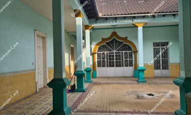 CASONA PARA REMODELAR, EN CALLE 5 DE MAYO, URUAPAN, MICHOACAN