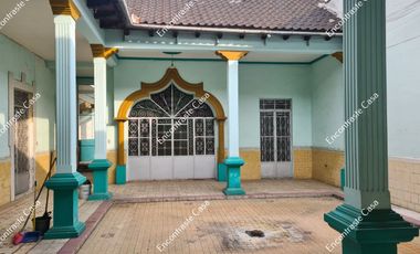 CASONA PARA REMODELAR, EN CALLE 5 DE MAYO, URUAPAN, MICHOACAN