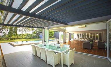 Luxury 5 Bedrooms House with Pool in Maria Luisa Estate Park