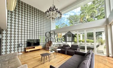 Luxury 5 Bedrooms House with Pool in Maria Luisa Estate Park
