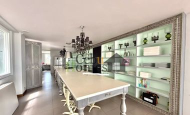 Luxury 5 Bedrooms House with Pool in Maria Luisa Estate Park
