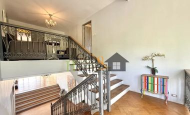 Luxury 5 Bedrooms House with Pool in Maria Luisa Estate Park