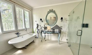 Luxury 5 Bedrooms House with Pool in Maria Luisa Estate Park