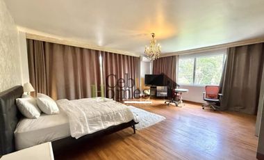 Luxury 5 Bedrooms House with Pool in Maria Luisa Estate Park